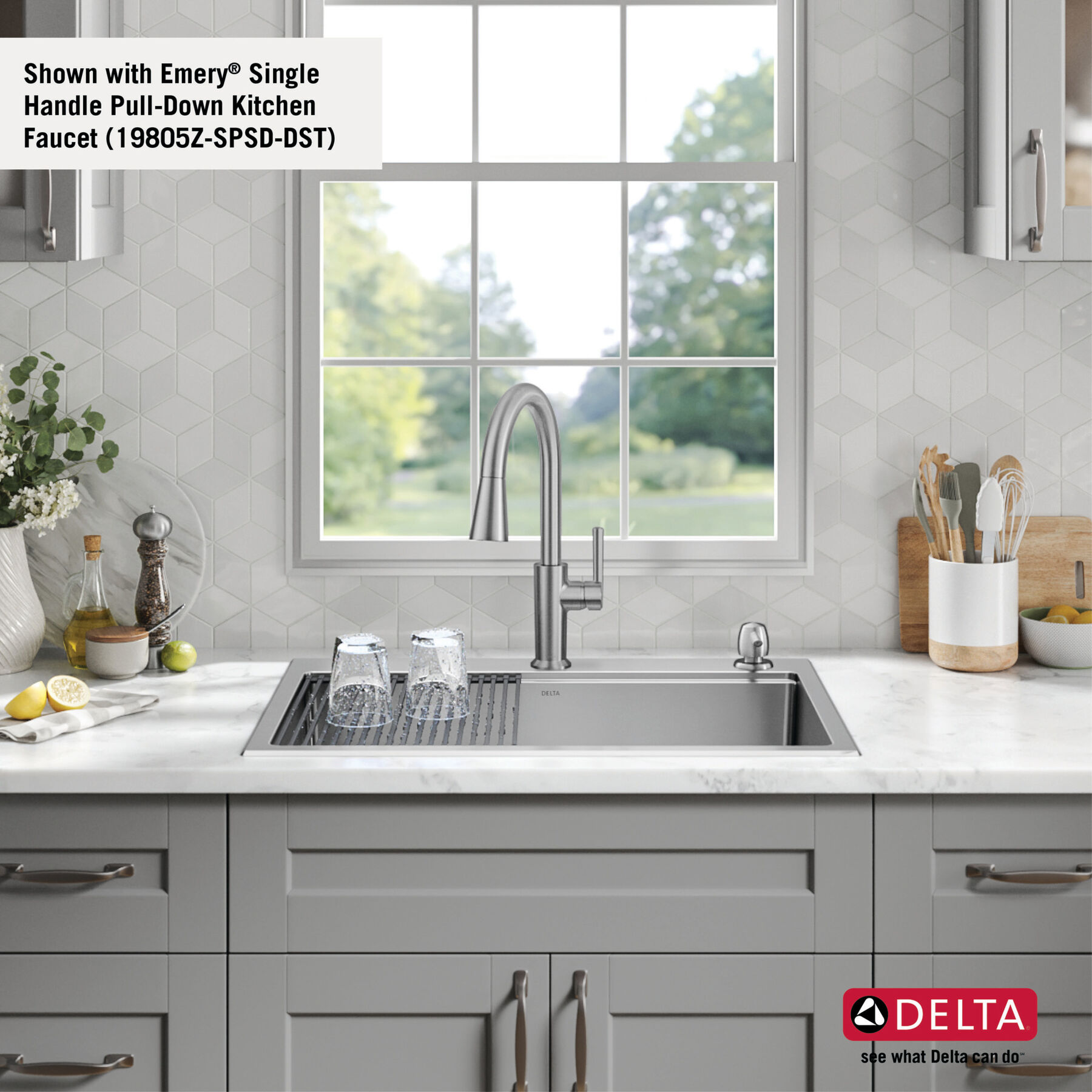 Lavabo de cocina tipo estación de trabajo con un receptáculo de acero inoxidable de 33" de montaje bajo encimera encastrado, con reborde WorkFlow™ y accesorios, imagen 13